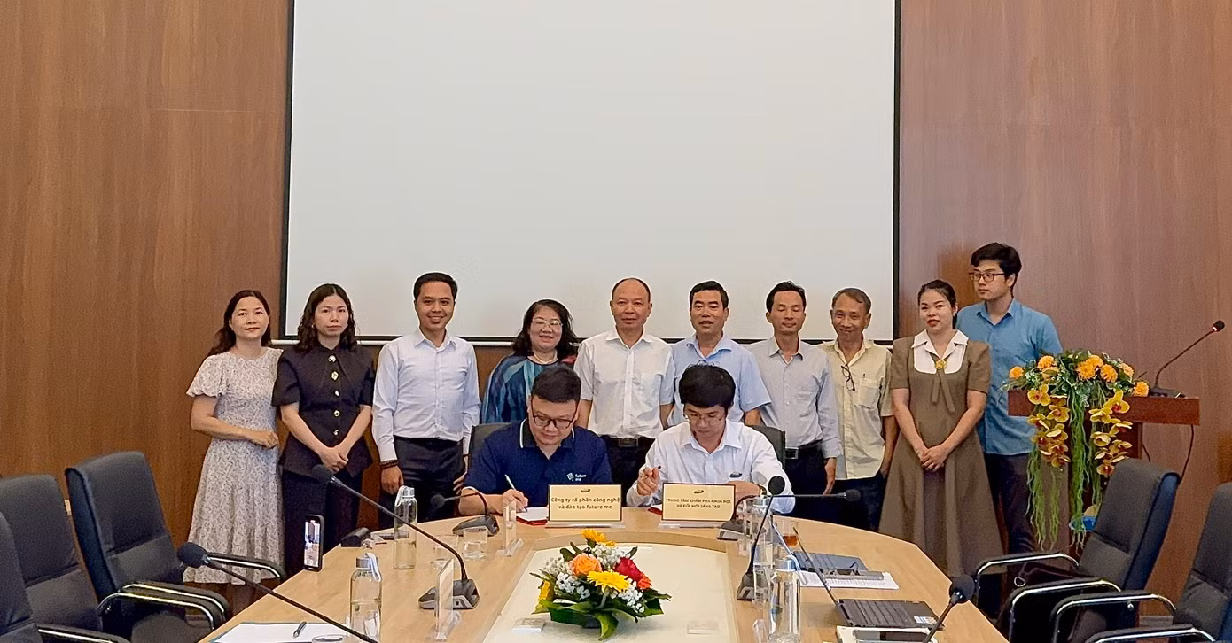 Lễ ký kết Biên bản ghi nhớ hợp tác chiến lược giữa Trung tâm và Công ty Cổ phần Công nghệ và Đào tạo Future Me (đơn vị triển khai mô hình Future Lab). Lễ ký kết Biên bản ghi nhớ hợp tác chiến lược giữa Trung tâm và Công ty Cổ phần Công nghệ và Đào tạo Future Me (đơn vị triển khai mô hình Future Lab).