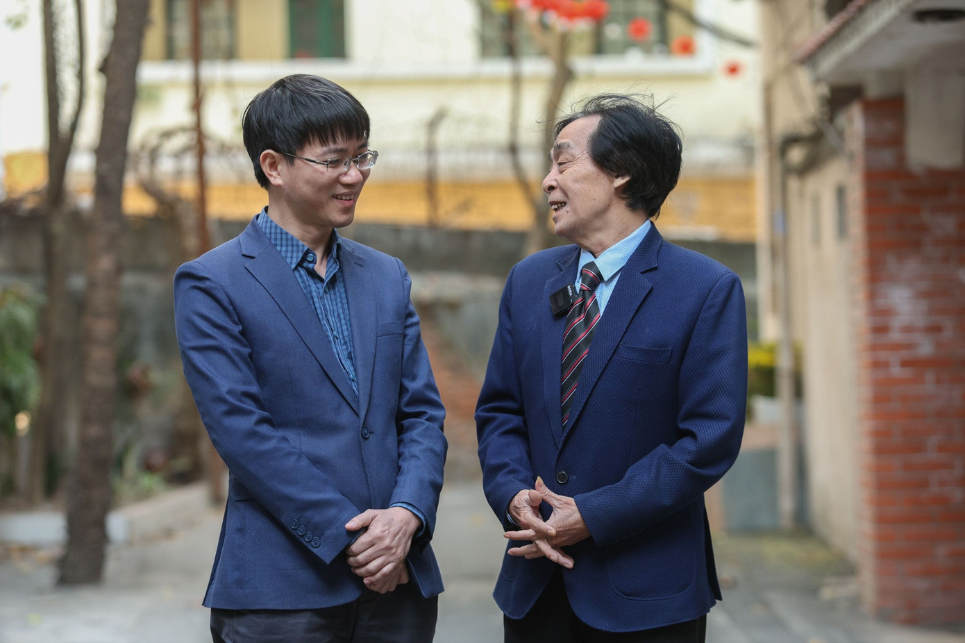 Nhà nghiên cứu văn hoá dân gian Nguyễn Hùng Vĩ chia sẻ với nhà báo Nguyễn Tuấn Anh - Trưởng ban Sinh viên, Báo Tiền Phong. Nhà nghiên cứu văn hoá dân gian Nguyễn Hùng Vĩ chia sẻ với nhà báo Nguyễn Tuấn Anh - Trưởng ban Sinh viên, Báo Tiền Phong.