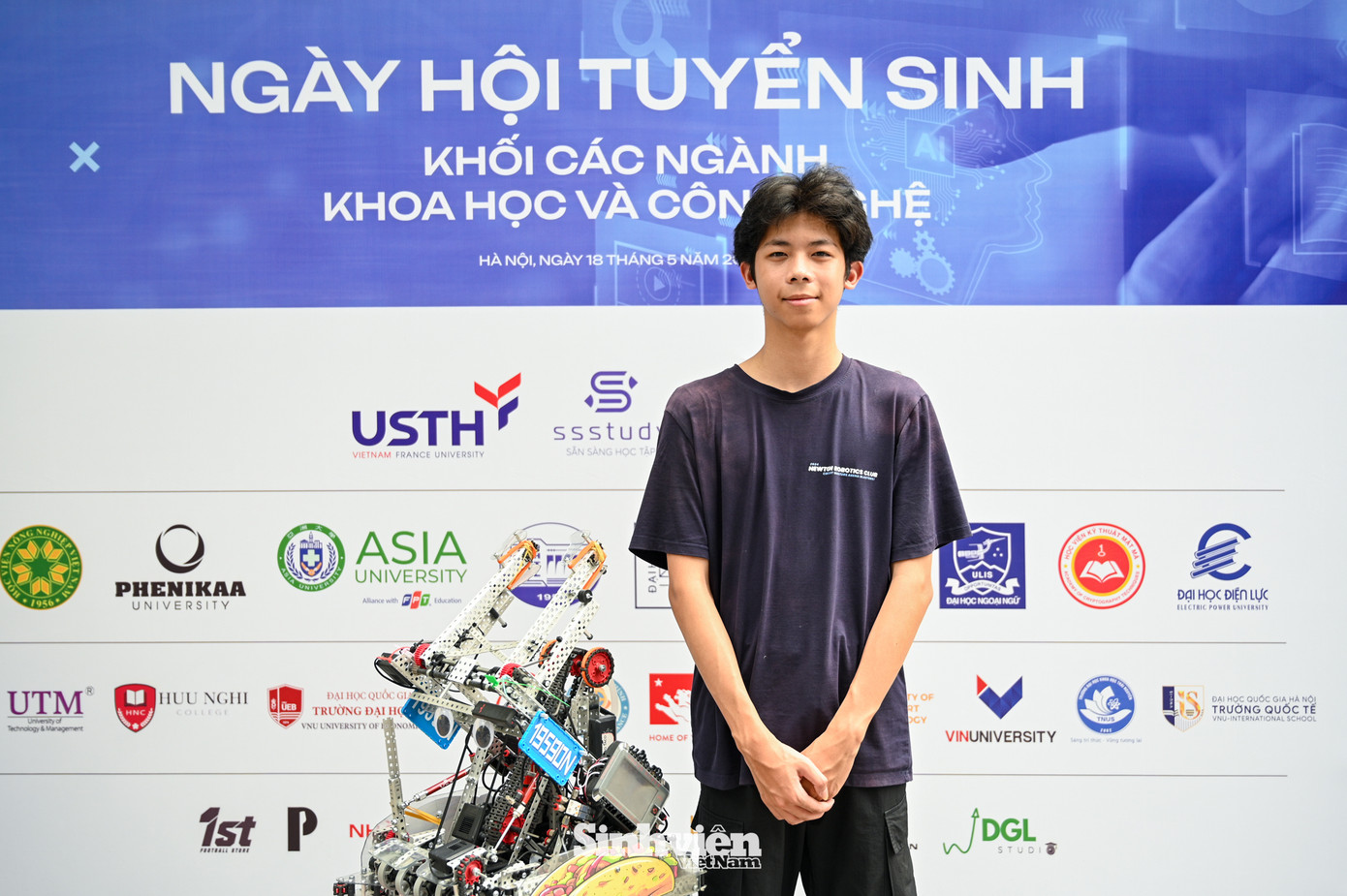 Bùi Nguyễn Minh Đức - Phó chủ tịch CLB chia sẻ: &quot;Việc được tham gia ngày hội với em nói riêng và CLB nói chung là một vinh hạnh. CLB đã chuẩn bị rất lâu và cố gắng hết sức tại ngày hội để “lôi kéo” thêm nhiều bạn trẻ tích cực tìm hiểu, khám phá lĩnh vực Robotics&quot;.