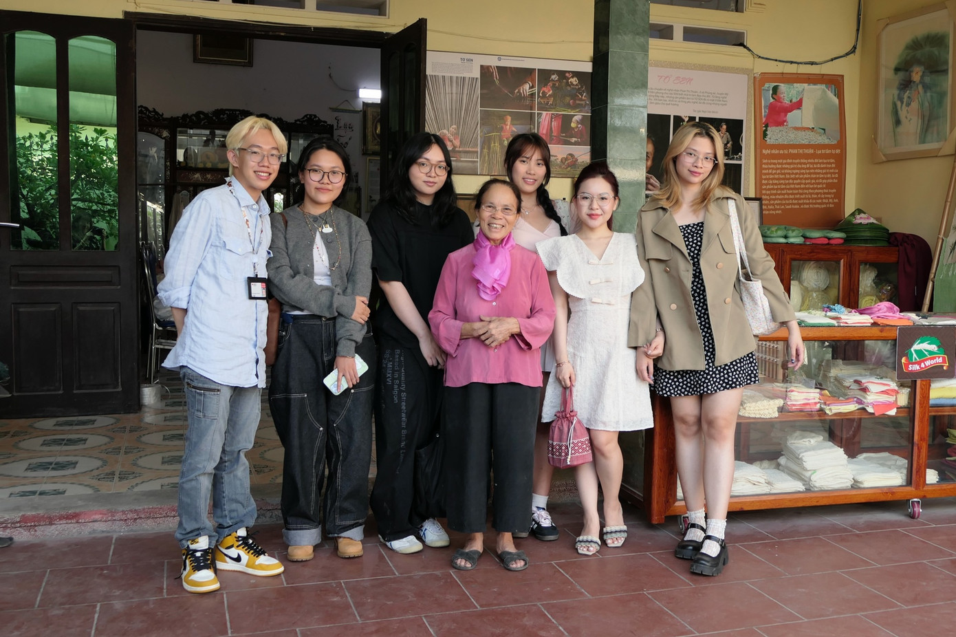 Sinh viên RMIT chụp ảnh với nghệ nhân ưu tú Phan Thị Thuận. (Hình: Titi Rylander, Bùi Hoàng Tiến Dũng) Sinh viên RMIT chụp ảnh với nghệ nhân ưu tú Phan Thị Thuận. (Hình: Titi Rylander, Bùi Hoàng Tiến Dũng)