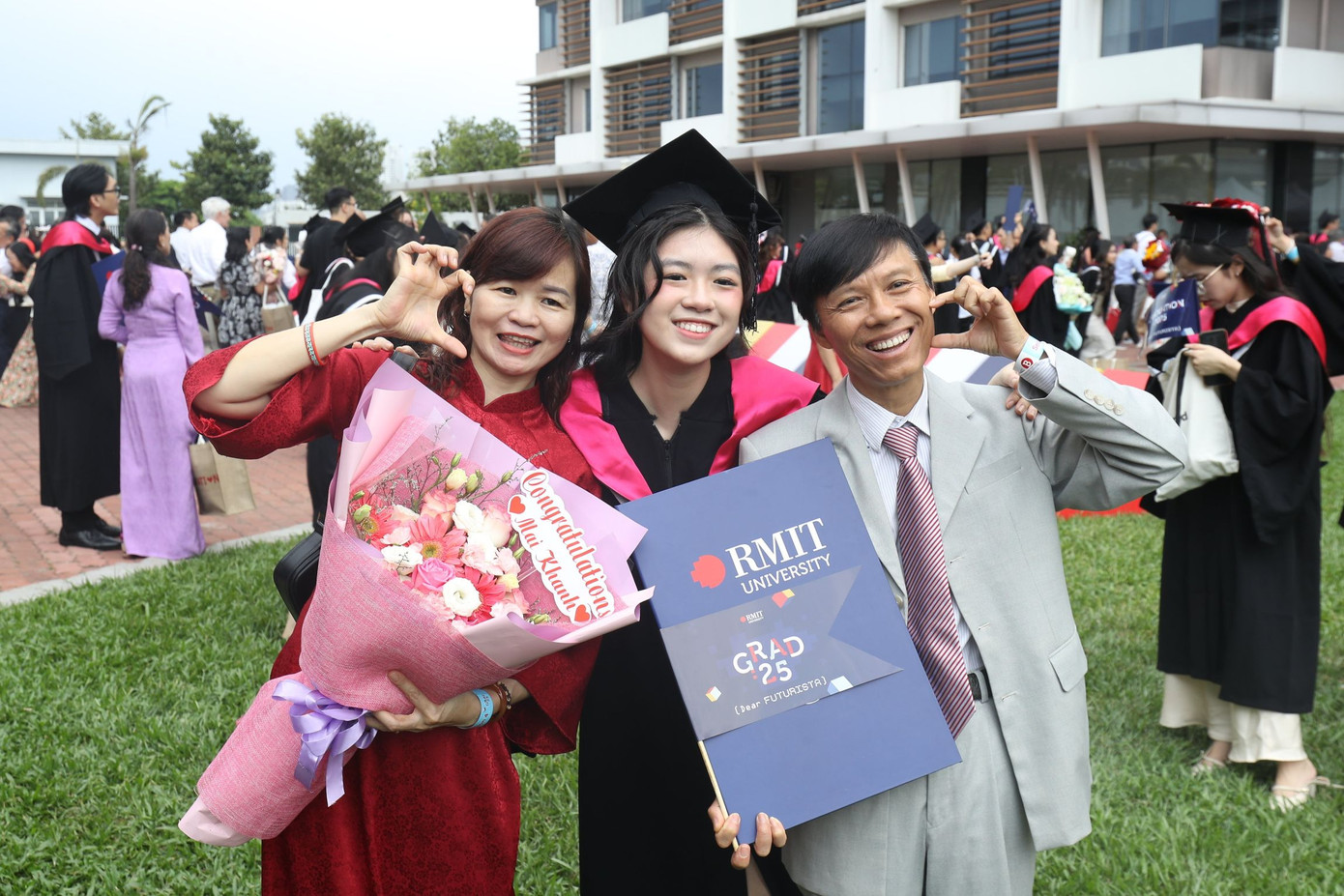 Lễ tốt nghiệp là thời khắc để tôn vinh thành tựu của các tân khoa, cũng như sự ủng hộ không ngừng nghỉ từ gia đình và bạn bè họ. (Hình: RMIT) Lễ tốt nghiệp là thời khắc để tôn vinh thành tựu của các tân khoa, cũng như sự ủng hộ không ngừng nghỉ từ gia đình và bạn bè họ. (Hình: RMIT)