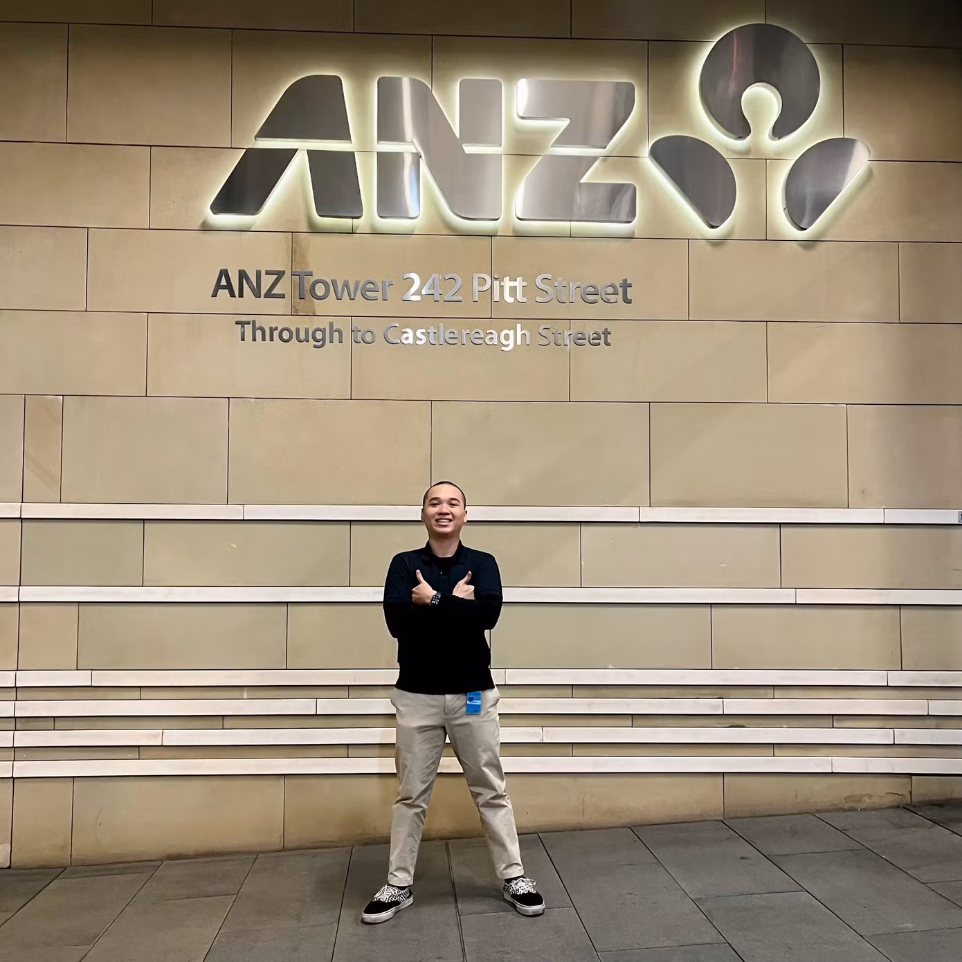 Thạch thăm ngân hàng ANZ trong một chuyến công tác đến Australia. (Hình: NVCC)