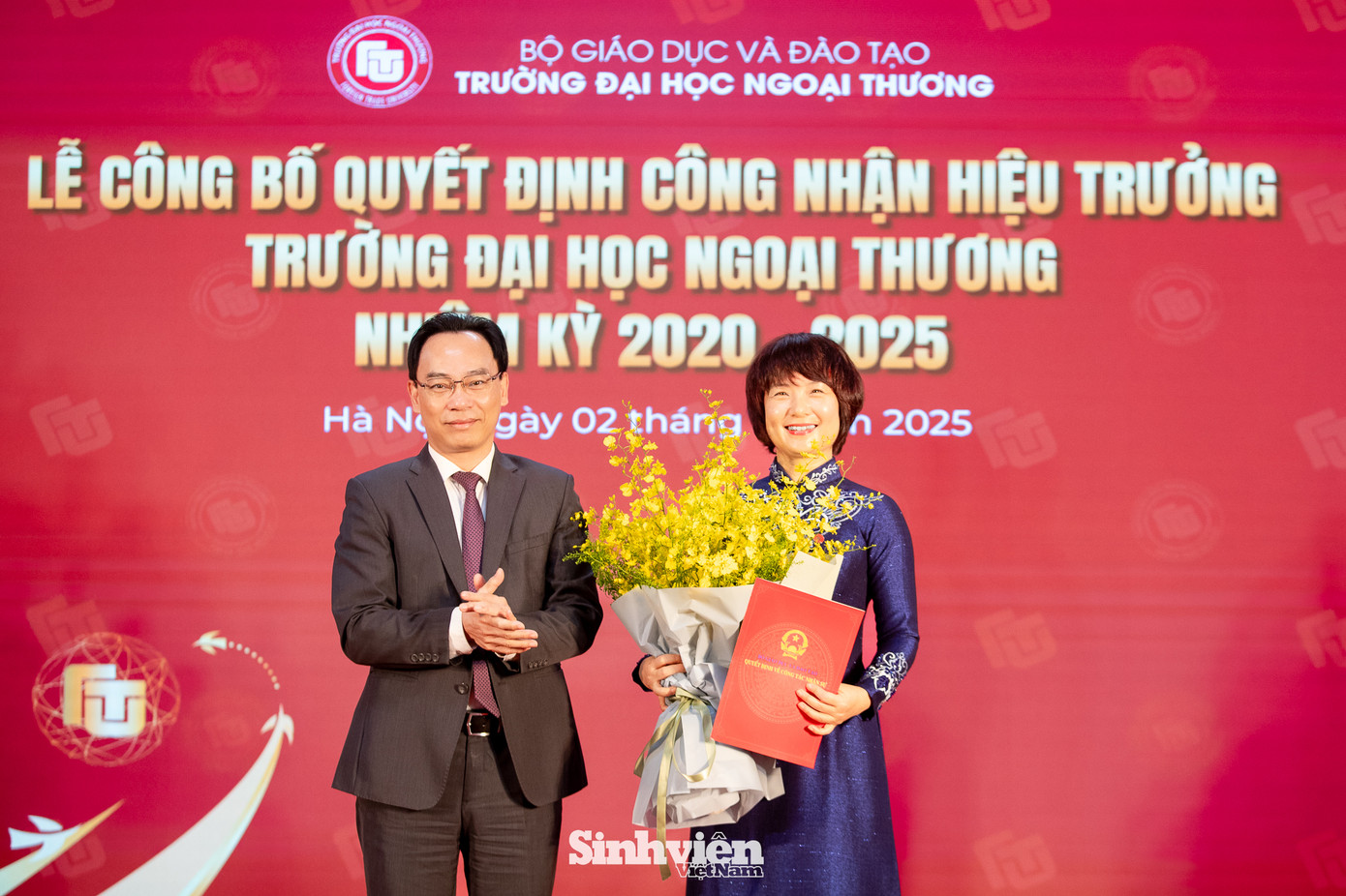 PGS.TS Phạm Thu Hương nhận quyết định từ Thứ trưởng Bộ Giáo dục và Đào tạo Hoàng Minh Sơn. Ảnh: Lê Vượng PGS.TS Phạm Thu Hương nhận quyết định từ Thứ trưởng Bộ Giáo dục và Đào tạo Hoàng Minh Sơn. Ảnh: Lê Vượng