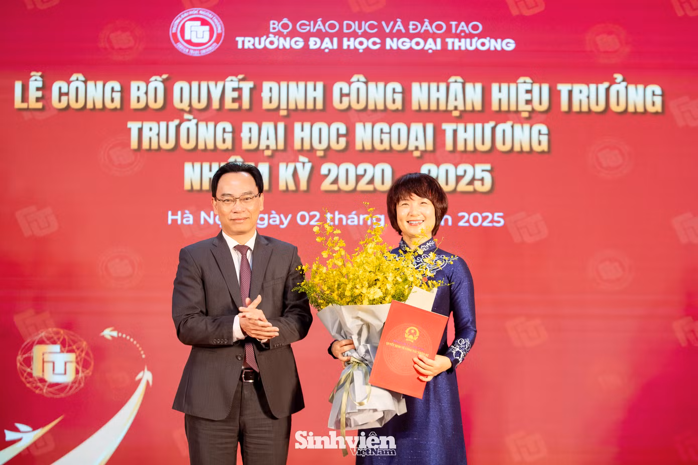 PGS.TS Phạm Thu Hương nhận quyết định từ Thứ trưởng Bộ Giáo dục và Đào tạo Hoàng Minh Sơn. Ảnh: Lê Vượng