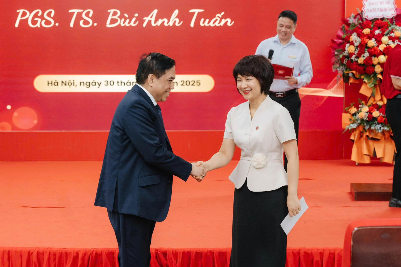 PGS.TS Bùi Anh Tuấn và PGS.TS Phạm Thu Hương tại lễ tri ân được tổ chức ngày 30/6/2025.