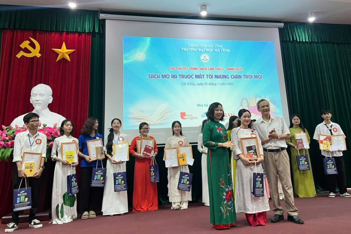 TS. Hồ Thị Nga - Phó Hiệu trưởng Trường Đại học Hà Tĩnh - trao giải Nhất cho Phan Thị Yến Nhi. TS. Hồ Thị Nga - Phó Hiệu trưởng Trường Đại học Hà Tĩnh - trao giải Nhất cho Phan Thị Yến Nhi.