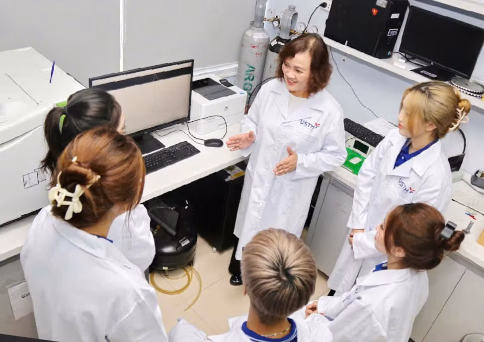 GS.TS Đinh Thị Mai Thanh - Hiệu trưởng Trường Đại học Khoa học và Công nghệ Hà Nội (USTH) - chia sẻ với sinh viên tại phòng thực hành.