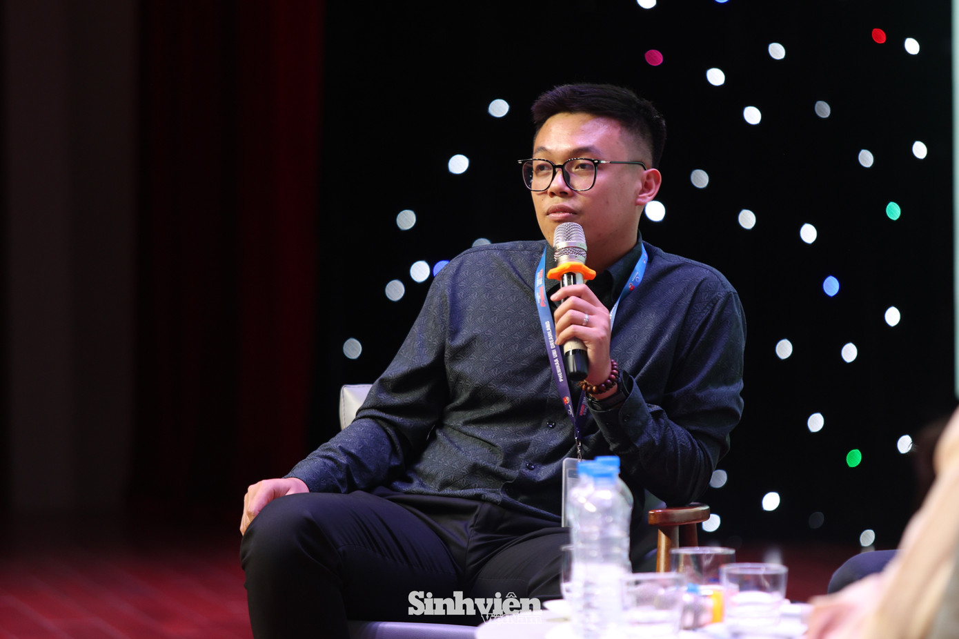 ThS. Lê Tuấn Linh - Giảng viên, Bí thư Liên chi đoàn Khoa Kinh tế và Kinh doanh Đại học Phenikaa - nhận được nhiều câu hỏi của sinh viên liên quan đến trí tuệ nhân tạo (AI). ThS. Lê Tuấn Linh - Giảng viên, Bí thư Liên chi đoàn Khoa Kinh tế và Kinh doanh Đại học Phenikaa - nhận được nhiều câu hỏi của sinh viên liên quan đến trí tuệ nhân tạo (AI).