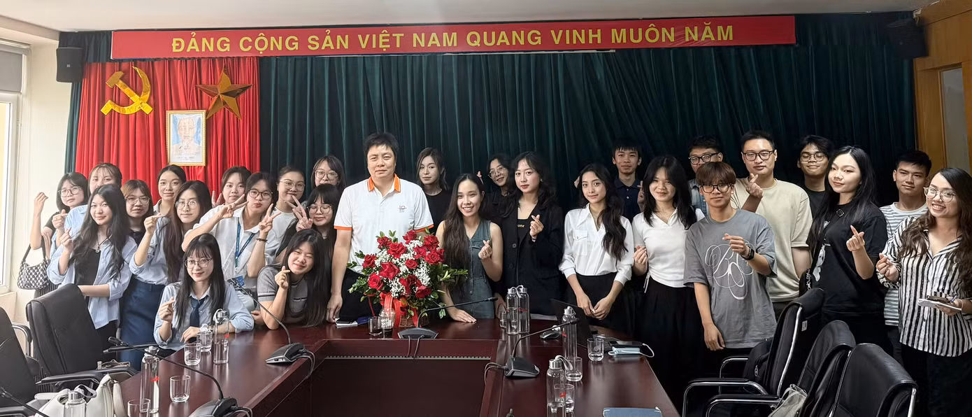 Các CTV tặng hoa cảm ơn nhà báo Nguyễn Tùng Dương.