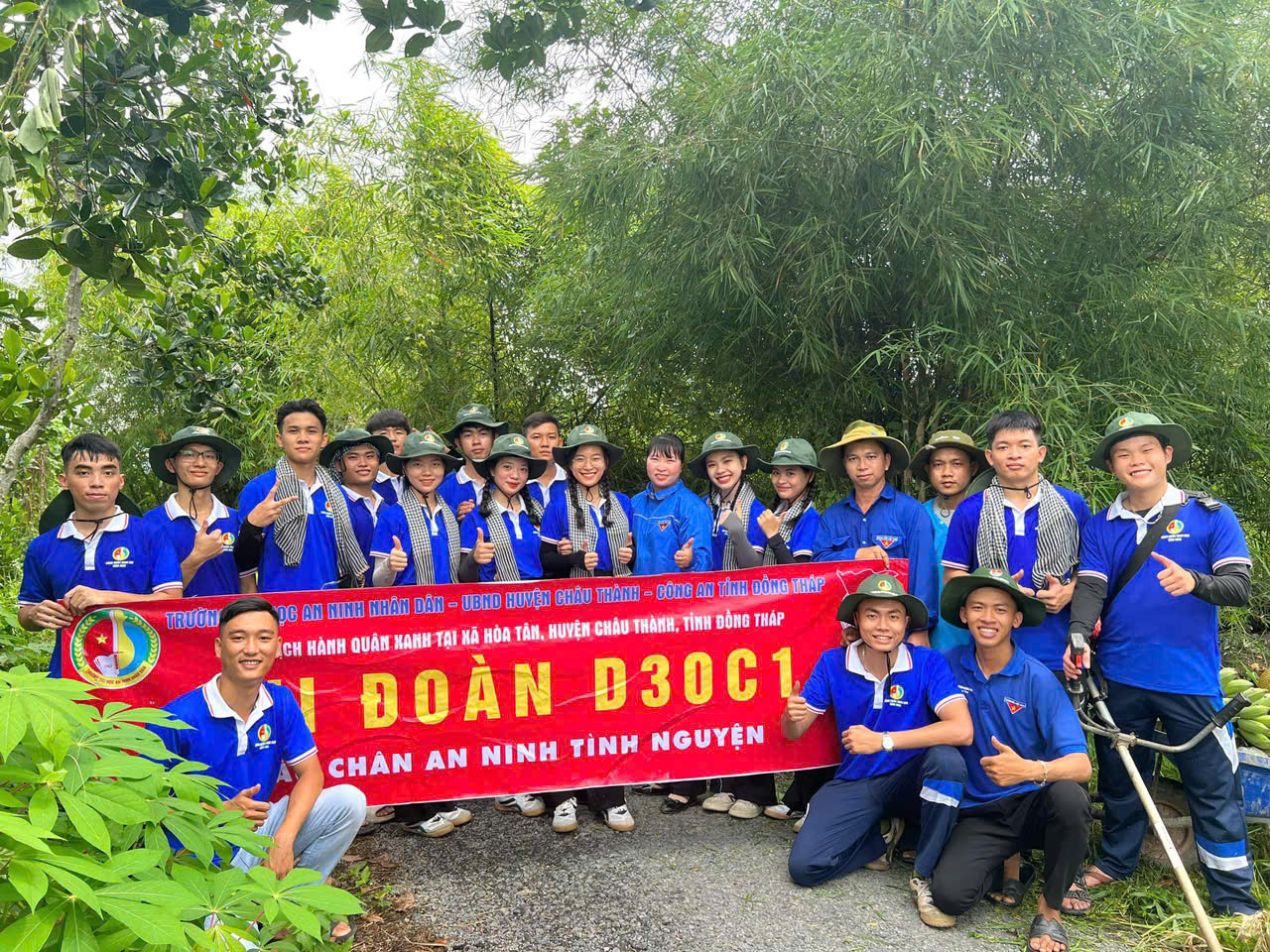 Ngọc Quỳnh tham gia chiến dịch Hành quân xanh “Cùng ăn, cùng ở, cùng làm” với người dân.