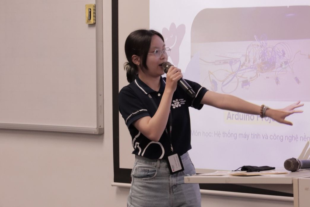 Hoàng Anh trình bày tại một workshop với tư cách Sinh viên hỗ trợ học tập cho sinh viên ngành Công nghệ thông tin. (Hình: NVCC)
