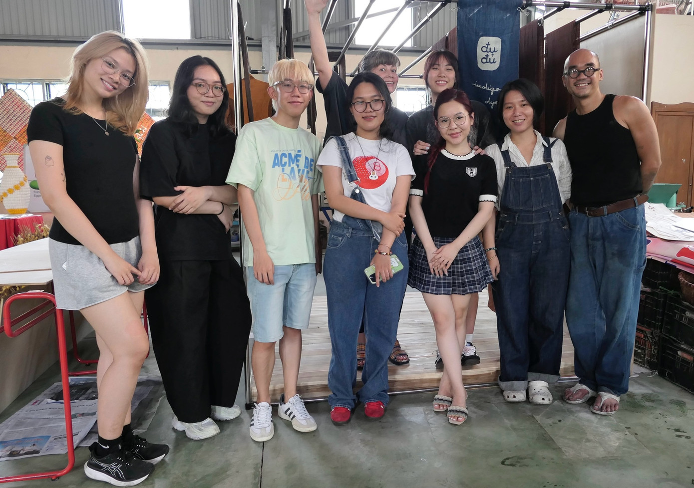 Sinh viên RMIT và giảng viên Titi Rylander cùng các nghệ sĩ đến từ Đu Đủ Indigo. (Hình: Mitchell Vassie, Bùi Hoàng Tiến Dũng) Sinh viên RMIT và giảng viên Titi Rylander cùng các nghệ sĩ đến từ Đu Đủ Indigo. (Hình: Mitchell Vassie, Bùi Hoàng Tiến Dũng)