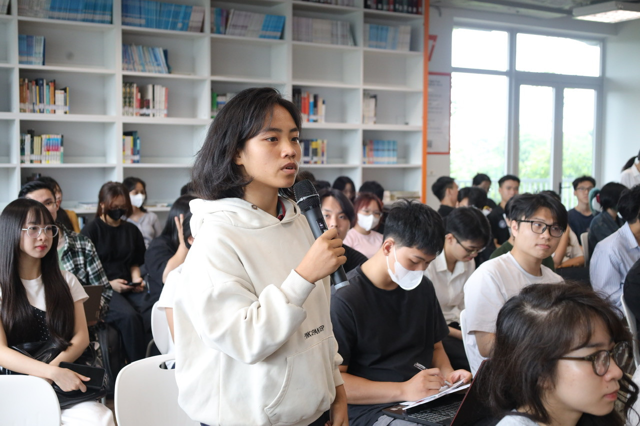 Sinh viên hào hứng đặt câu hỏi cho khách mời. Sinh viên hào hứng đặt câu hỏi cho khách mời.