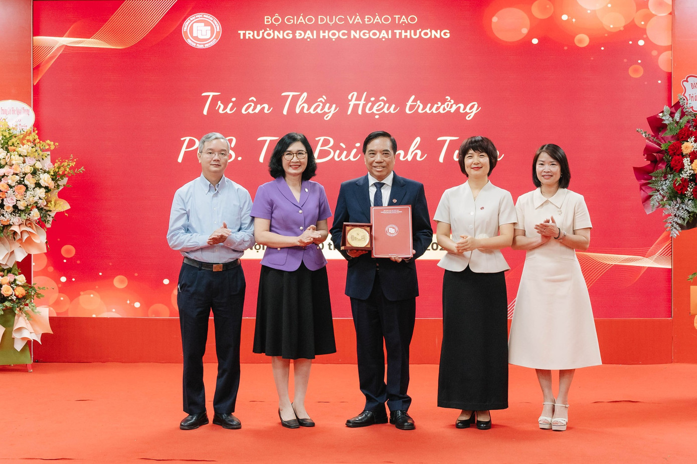 Đại diện lãnh đạo Nhà trường tri ân PGS.TS Bùi Anh Tuấn.