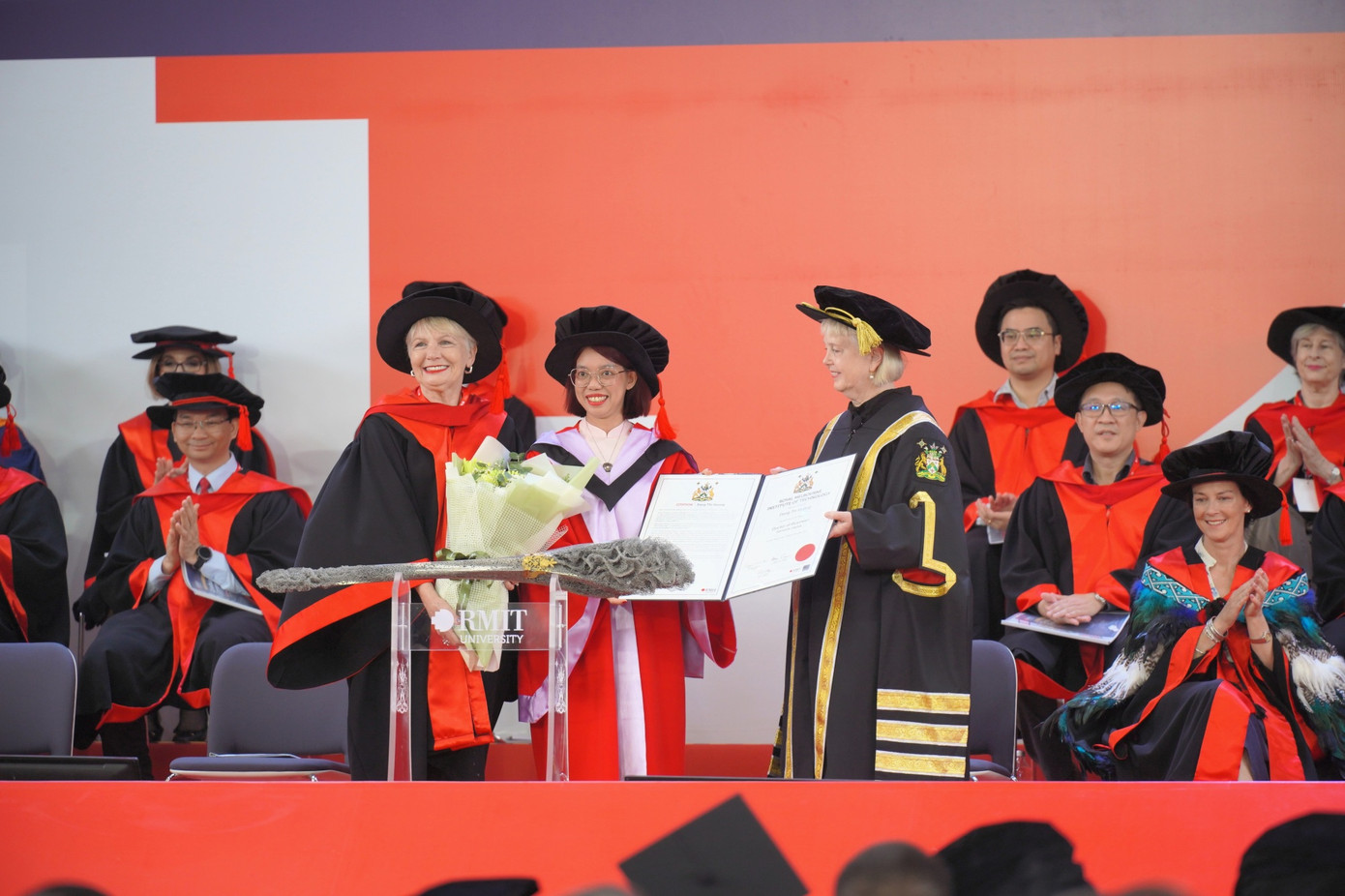 Cô Đặng Thị Hương, nhà sáng lập doanh nghiệp xã hội HopeBox, nhận bằng Tiến sĩ Danh dự ngành Kinh doanh từ Đại học RMIT. (Hình: RMIT) Cô Đặng Thị Hương, nhà sáng lập doanh nghiệp xã hội HopeBox, nhận bằng Tiến sĩ Danh dự ngành Kinh doanh từ Đại học RMIT. (Hình: RMIT)
