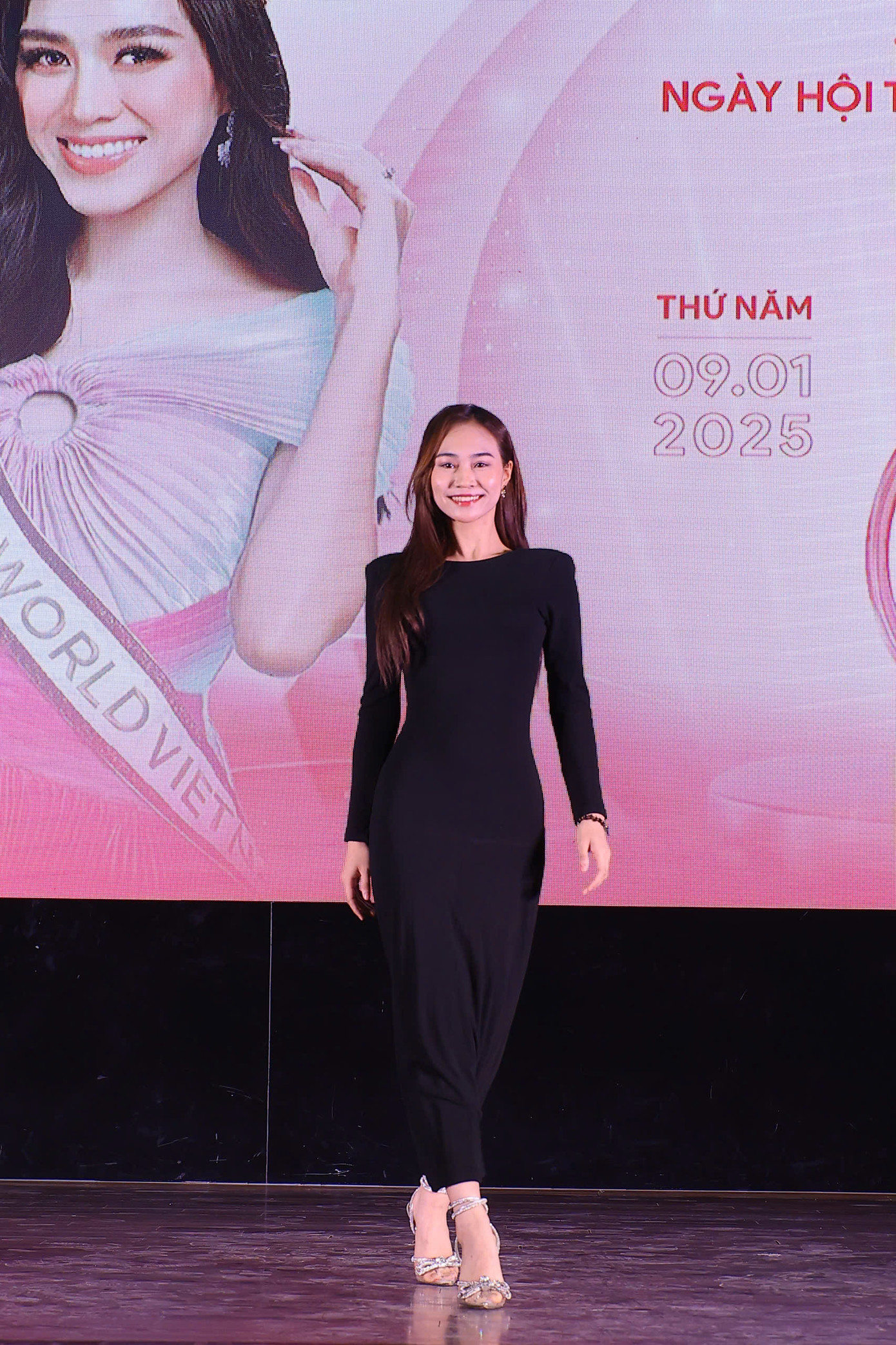 Các sinh viên Học viện Tài chính tự tin sải bước trên sân khấu Ngày hội Tuyển sinh Hoa hậu Việt Nam 2024. Ảnh: Trọng Tài. Các sinh viên Học viện Tài chính tự tin sải bước trên sân khấu Ngày hội Tuyển sinh Hoa hậu Việt Nam 2024. Ảnh: Trọng Tài.