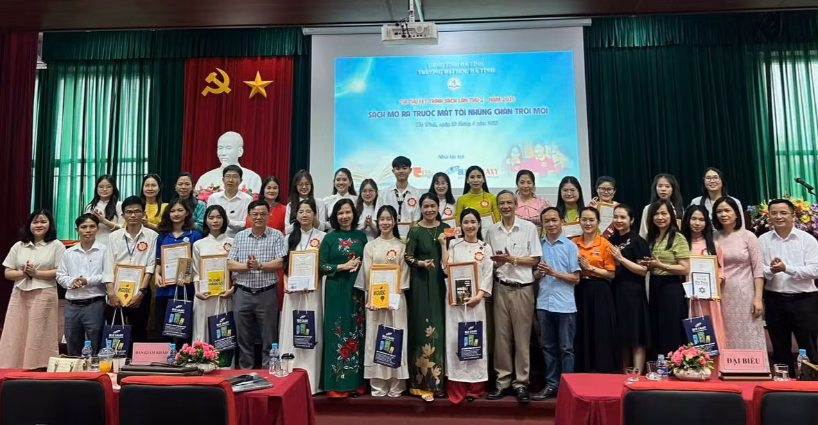 Các thí sinh đạt giải chụp ảnh cùng các đại biểu khách mời.