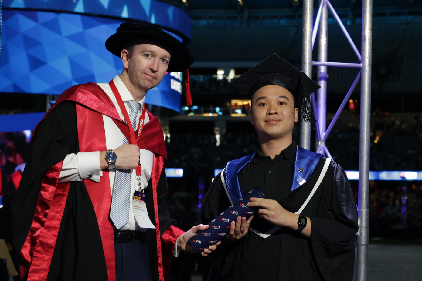 Sinh viên tốt nghiệp ngành Kỹ sư (Kỹ thuật phần mềm) Hồ Lê Minh Thạch nhận bằng tốt nghiệp tại buổi lễ diễn ra ở Melbourne, Australia (Hình: NVCC) Sinh viên tốt nghiệp ngành Kỹ sư (Kỹ thuật phần mềm) Hồ Lê Minh Thạch nhận bằng tốt nghiệp tại buổi lễ diễn ra ở Melbourne, Australia (Hình: NVCC)