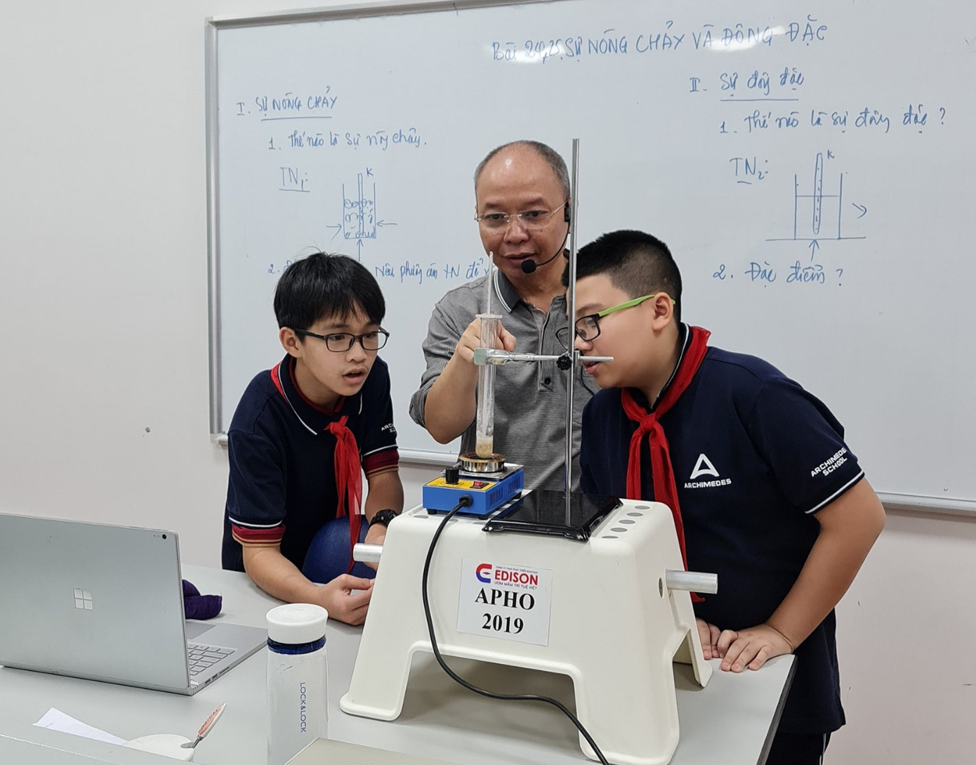 Thầy Mai Túc cùng các học sinh làm thí nghiệm.