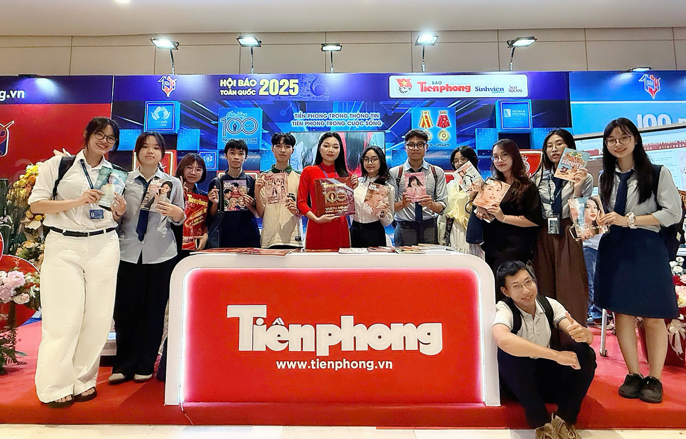 Bạn đọc là sinh viên chụp ảnh check-in tại gian trưng bày của Báo Tiền Phong tại Hội báo. Bạn đọc là sinh viên chụp ảnh check-in tại gian trưng bày của Báo Tiền Phong tại Hội báo.