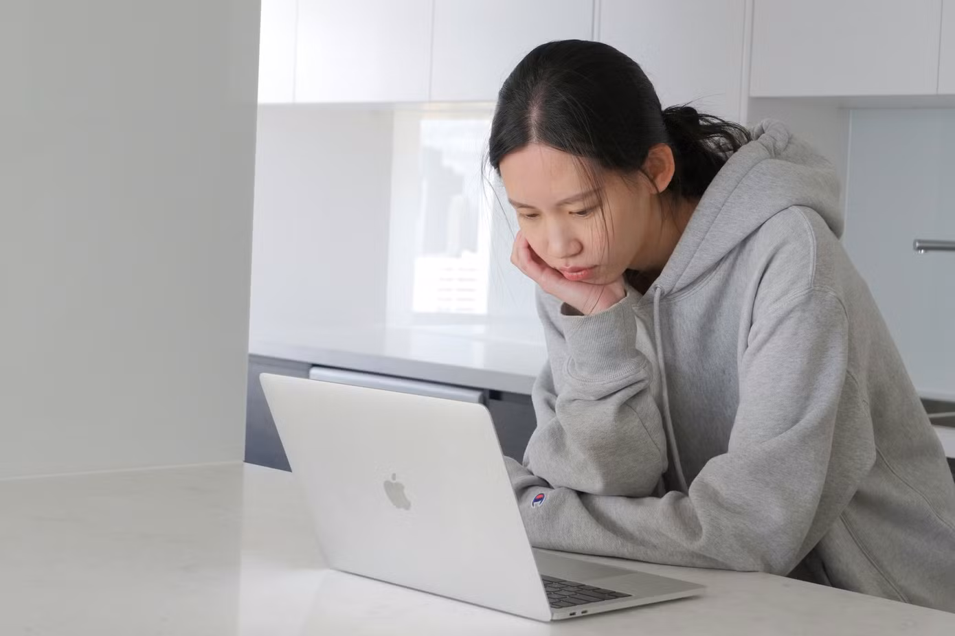 Trẻ em và thanh thiếu niên hiện dành nhiều thời gian trên mạng internet hơn bao giờ hết. (Hình: Unsplash)