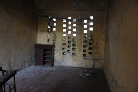 Đôi khi cầu thang cũng thành khu bếp của một số hộ dân 