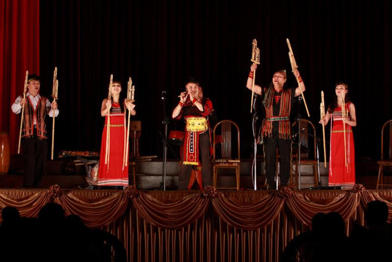 Hoà tấu “Inh lả ơi” - một bài hát về ngày mới, về mùa xuân của dân tộc Thái - do tốp nhạc biểu diễn là tiết mục cuối cùng trong buổi khai mạc chương trình giới thiệu văn hóa nghệ thuật truyền thống cho cán bộ và sinh viên ĐHQGH Hà Nội.