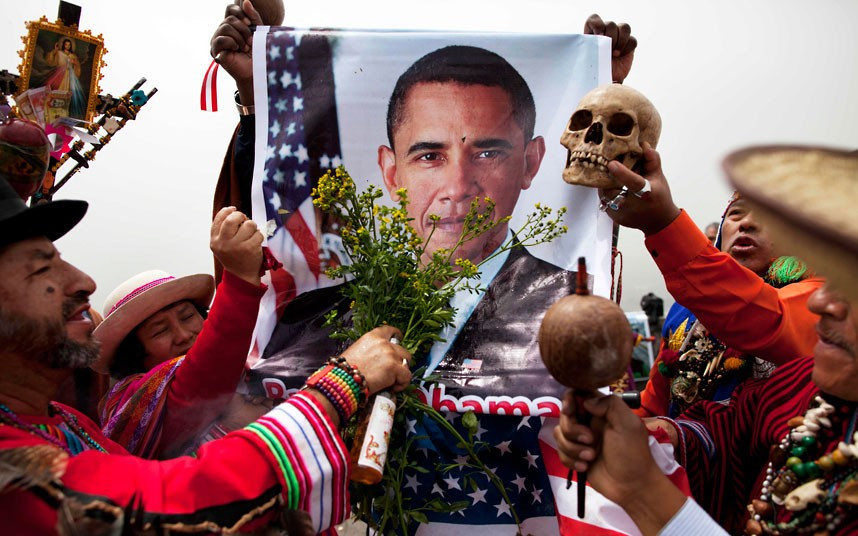 Cũng tại lưu vực sông Amazon, một số người dân ở đây cũng thể hiện sự ủng hộ với ông Obama bằng cách giương cao hình ảnh ông Obama với những bó hoa, bên cạnh đó là hình ảnh đầu lâu để mong ông Obama chiến thắng trước ông Romney