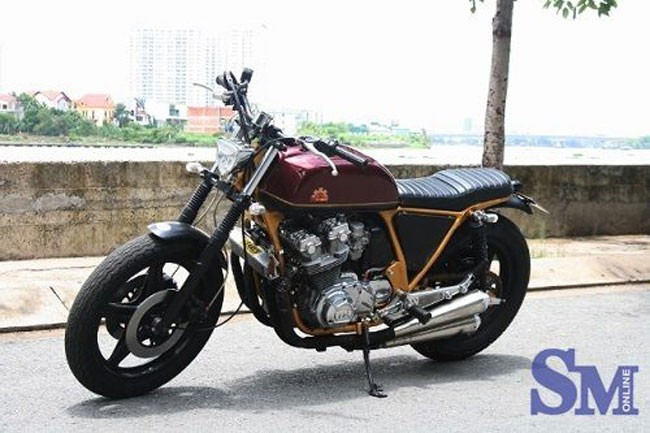 Một thợ độ xe tại Sài thành vừa “cải lão hoàn đồng” cho chiếc mô tô PKL Honda CB750F đời 1981 thành một chiếc xe cơ bắp thứ thiệt 