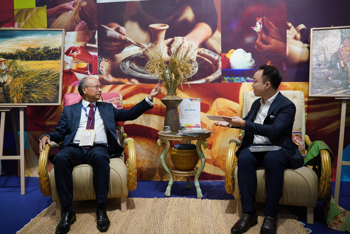 Ông Đinh Toàn Thắng - Đại sứ đặc mệnh toàn quyền nước CHXHCN Việt Nam tại Pháp tham quan, trải nghiệm BST Đòng Đòng do LandFurniture thiết kế và sản xuất. Ông Đinh Toàn Thắng - Đại sứ đặc mệnh toàn quyền nước CHXHCN Việt Nam tại Pháp tham quan, trải nghiệm BST Đòng Đòng do LandFurniture thiết kế và sản xuất.