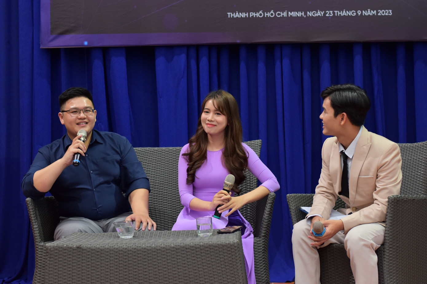 Diễn giả Áo dài Võ Thị Mỹ Duyên và Ông Mai Nguyễn Hoàng Nam – Giám đốc Điều hành Học viện Kỹ năng VTALK chia sẻ tại chương trình