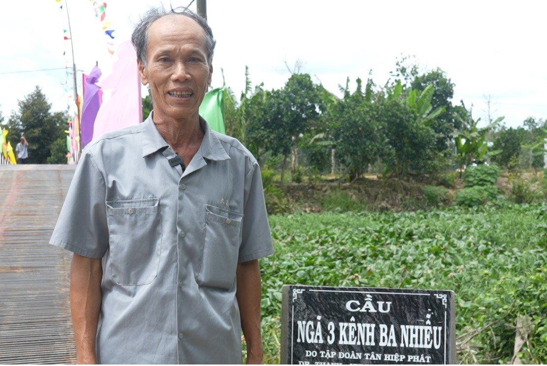 Ông Ba Nghĩa, một người dân trong ấp Mỹ Trinh vui mừng trong ngày khánh thành cầu.