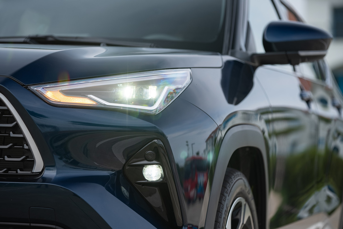 Vẻ ngoài sắc sảo, lôi cuốn nhờ cụm đèn LED tích hợp với dải đèn chiếu sáng ban ngày. Vẻ ngoài sắc sảo, lôi cuốn nhờ cụm đèn LED tích hợp với dải đèn chiếu sáng ban ngày.