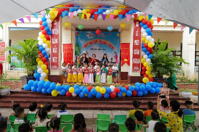 Đại diện Vinamilk trao tặng 21.600 hộp sữa Vinamilk ADM đến các em học sinh tại Trường Mầm non Cao Thành vào lễ khai giảng năm học mới.