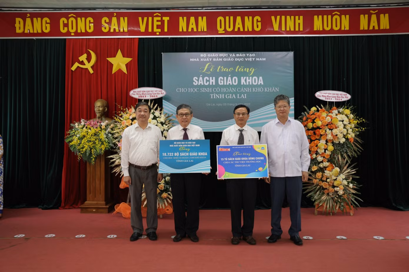 Lãnh đạo NXBGDVN trao tặng SGK cho học sinh có hoàn cảnh khó khăn tại tỉnh Gia Lai sáng nay.