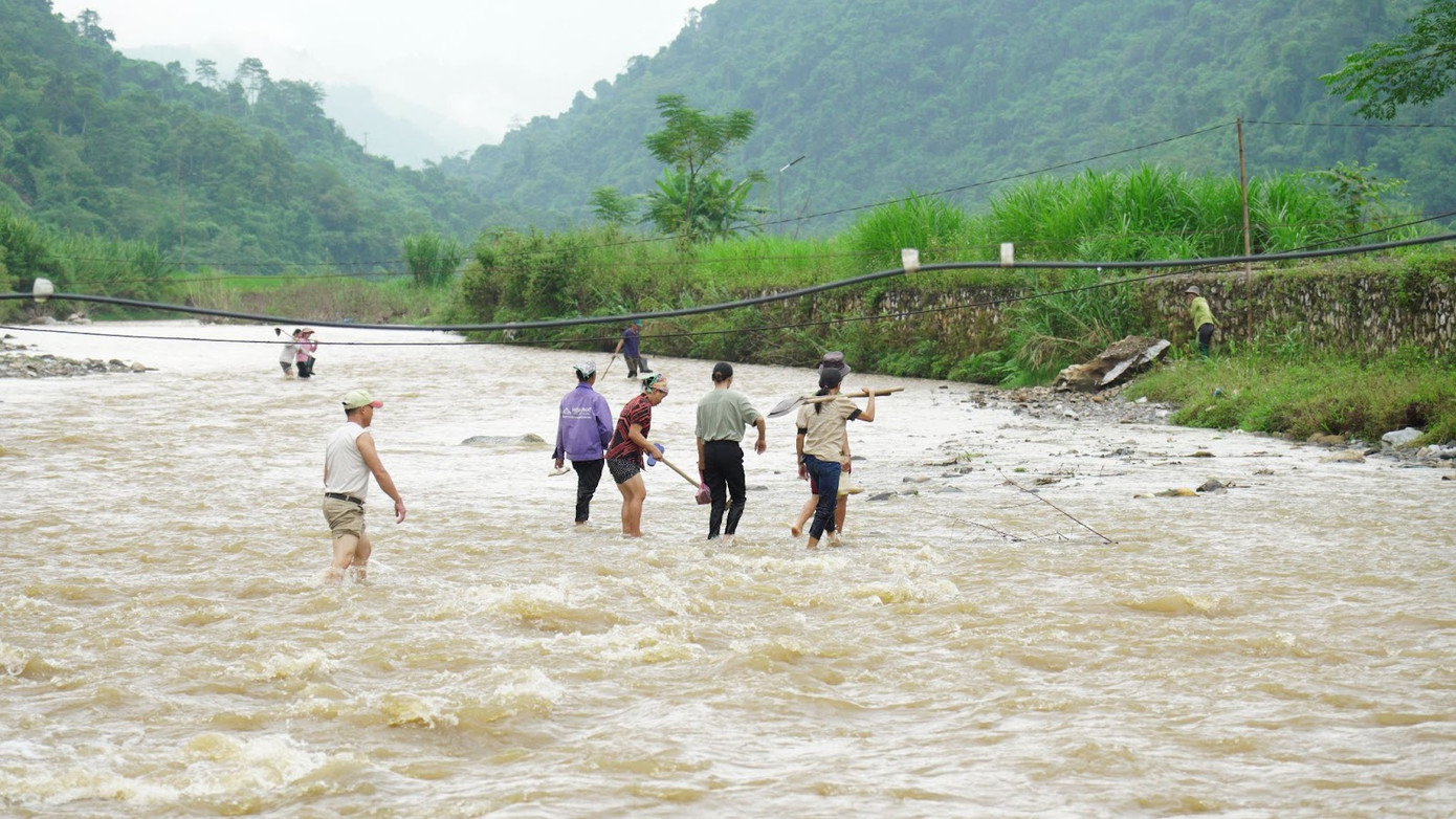 Đoạn suối ở thôn Bình Ba là nơi nước chảy xiết nhất, khi mùa lũ về nước sẽ dâng cao và gây nguy hiểm cho bà con di chuyển Đoạn suối ở thôn Bình Ba là nơi nước chảy xiết nhất, khi mùa lũ về nước sẽ dâng cao và gây nguy hiểm cho bà con di chuyển