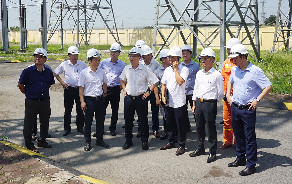 Tổng giám đốc EVNNPT Phạm Lê Phú cùng đoàn công tác kiểm tra tại Trạm biến áp 500kV Tây Hà Nội