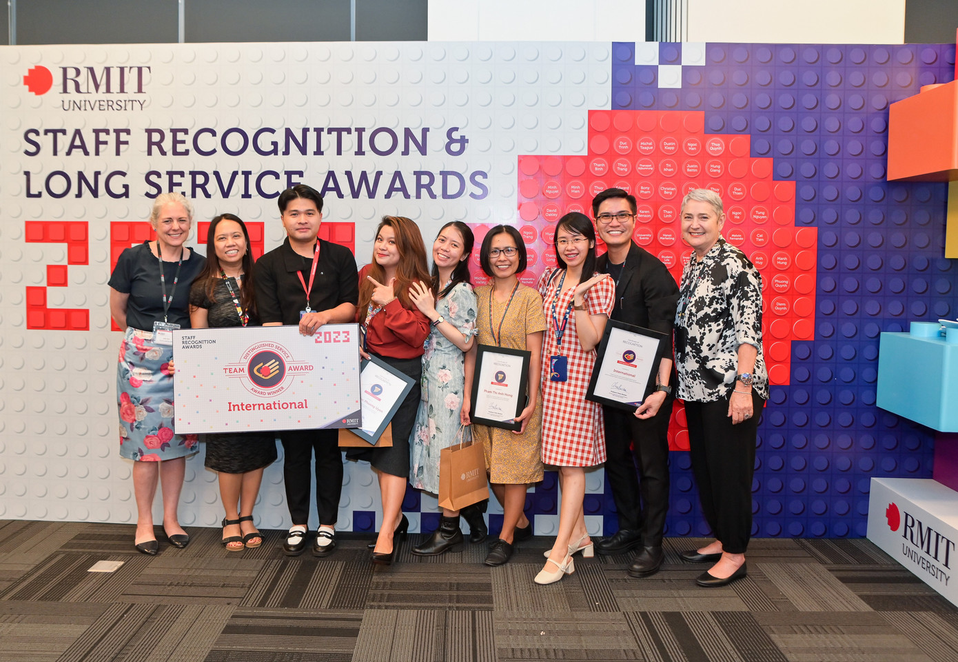 Hằng năm, Đại học RMIT Việt Nam vinh danh các cán bộ giảng viên với thành tích xuất sắc trong công việc, đồng thời tri ân những nhân viên gắn bó lâu năm với nhà trường.