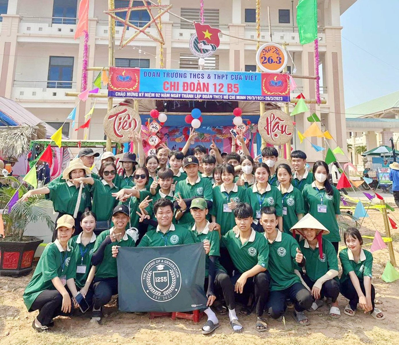 Dân Chính (hàng đầu thứ 4 từ trái qua, người đang ôm cờ) luôn nhiệt tình tham gia vào nhiều hoạt động của trường lớp Dân Chính (hàng đầu thứ 4 từ trái qua, người đang ôm cờ) luôn nhiệt tình tham gia vào nhiều hoạt động của trường lớp