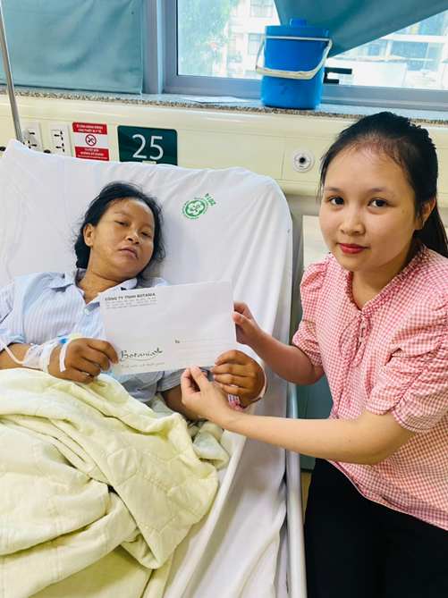 Đại diện công ty Botania thăm hỏi, động viên và trao phần quà cho chị Luyến Đại diện công ty Botania thăm hỏi, động viên và trao phần quà cho chị Luyến