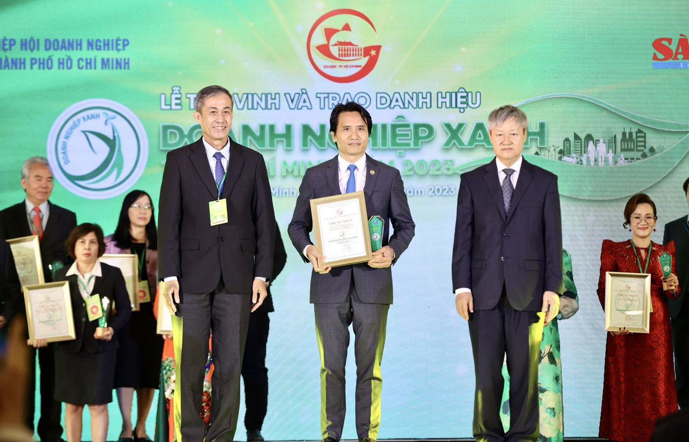 Ông Bùi Hiền, Tổng Giám Đốc Southern Group, nhận danh hiệu “Doanh nghiệp Xanh” 2023. Ông Bùi Hiền, Tổng Giám Đốc Southern Group, nhận danh hiệu “Doanh nghiệp Xanh” 2023.