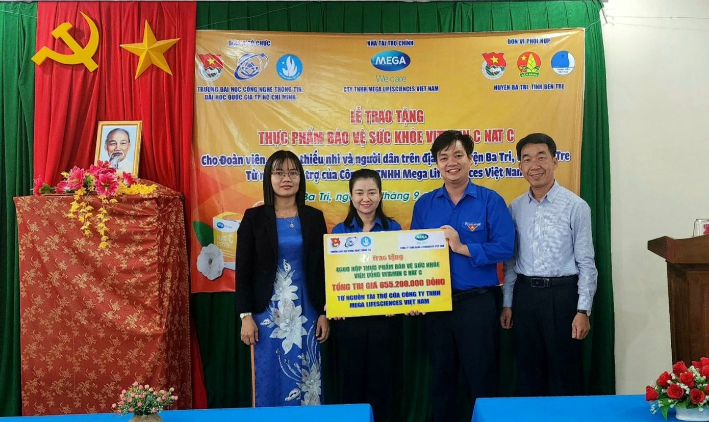 Đại diện Đơn vị tổ chức thay mặt Nhà Tài trợ trao bảng tượng trưng tặng 4680 hộp sản phẩm Vitamin C NAT C cho Huyện đoàn – Hội đồng Đội huyện Ba Tri, tỉnh Bến Tre (Ảnh: Toàn Phan). Đại diện Đơn vị tổ chức thay mặt Nhà Tài trợ trao bảng tượng trưng tặng 4680 hộp sản phẩm Vitamin C NAT C cho Huyện đoàn – Hội đồng Đội huyện Ba Tri, tỉnh Bến Tre (Ảnh: Toàn Phan).