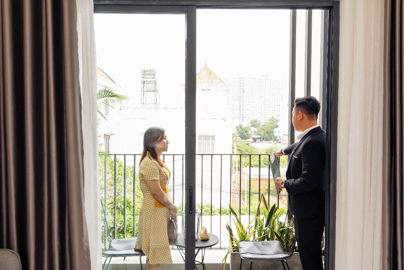 Khách hàng tìm hiểu mua nhà cho con tại The Maison. Ảnh: C-Holdings