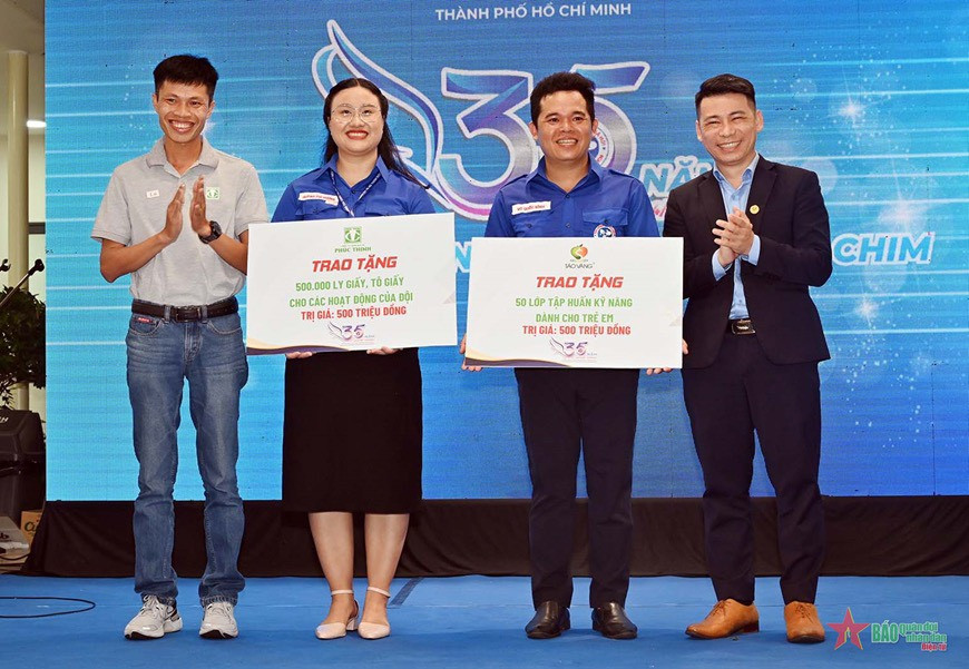 Đại diện công ty TNHH bao bì Phúc Thịnh trao biển tượng trưng đến Đội CTXH thanh niên TPHCM.(ẢNH: CLB nhiếp ảnh trẻ TPHCM) Đại diện công ty TNHH bao bì Phúc Thịnh trao biển tượng trưng đến Đội CTXH thanh niên TPHCM.(ẢNH: CLB nhiếp ảnh trẻ TPHCM)