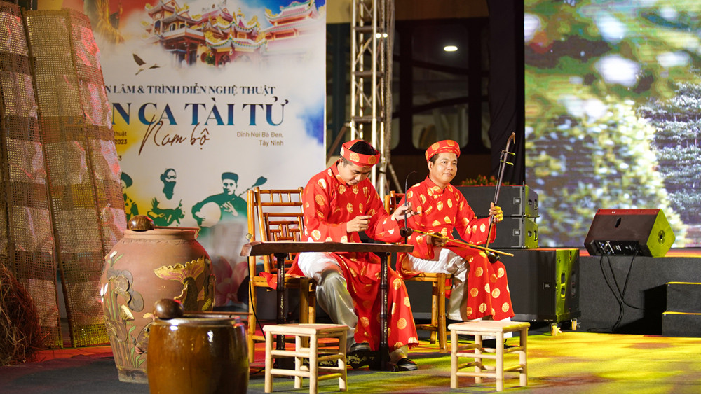 Biểu diễn nghệ thuật đờn ca tài tử Nam bộ trên núi Bà Đen dịp 30/4/2023