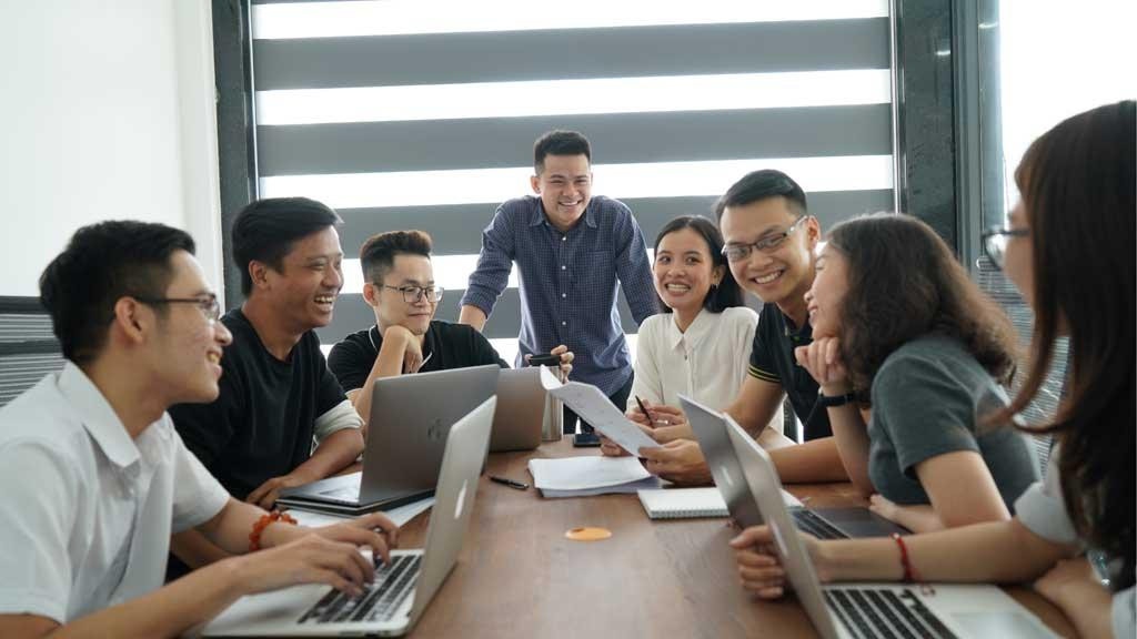 Anh Đình Lực (ở giữa) cùng các cộng sự