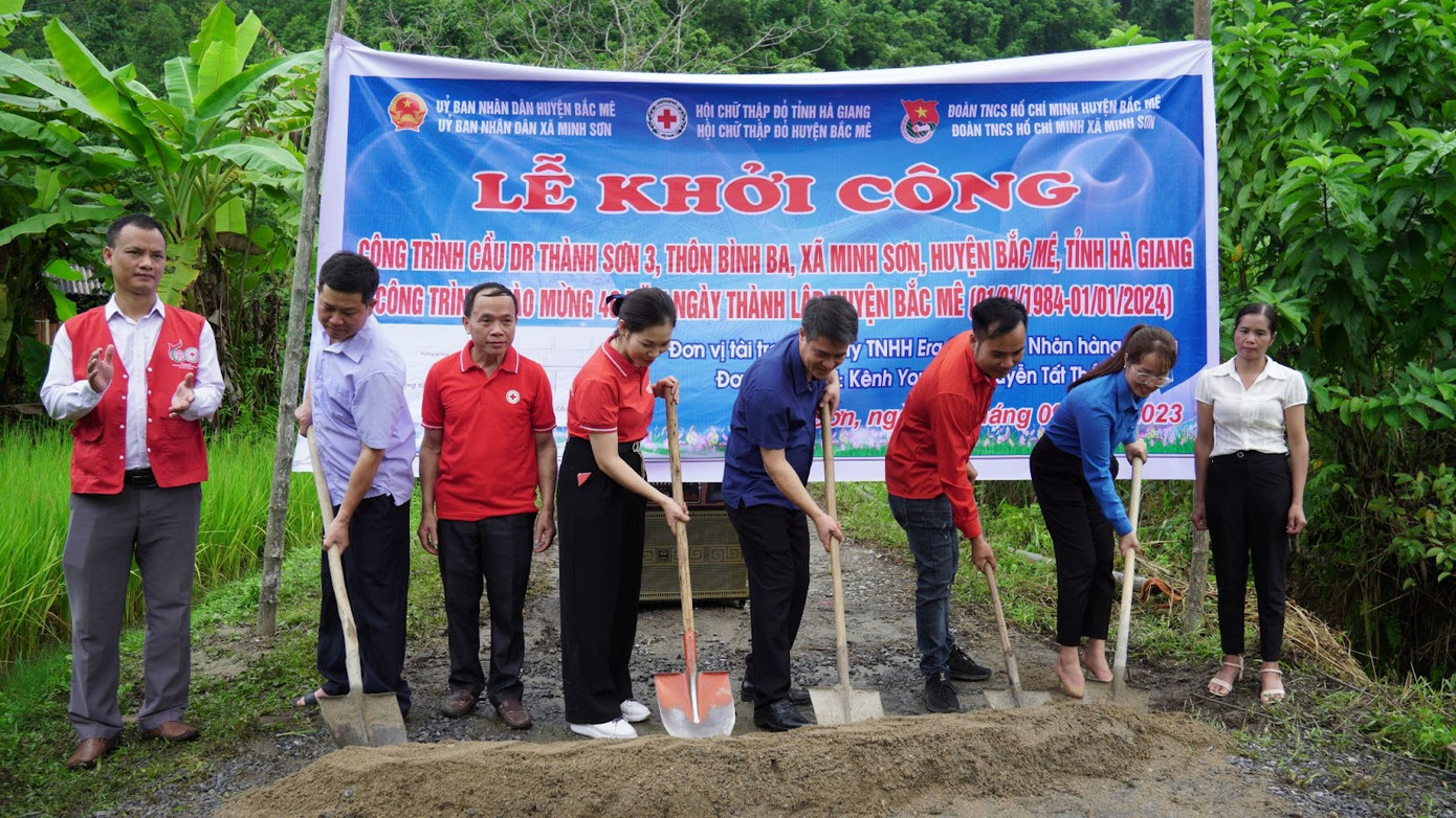 Ban lãnh đạo huyện, xã cùng đại diện nhãn hàng Vitera tiến hành nghi thức xúc cát khởi công cây cầu DR.Thành Sơn 03 Ban lãnh đạo huyện, xã cùng đại diện nhãn hàng Vitera tiến hành nghi thức xúc cát khởi công cây cầu DR.Thành Sơn 03