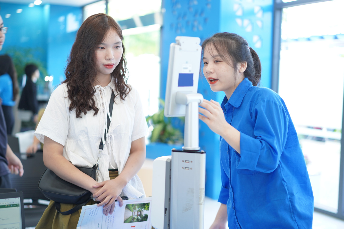 Tân sinh viên được hướng dẫn lấy Face ID - hệ thống nhận diện gương mặt của trường