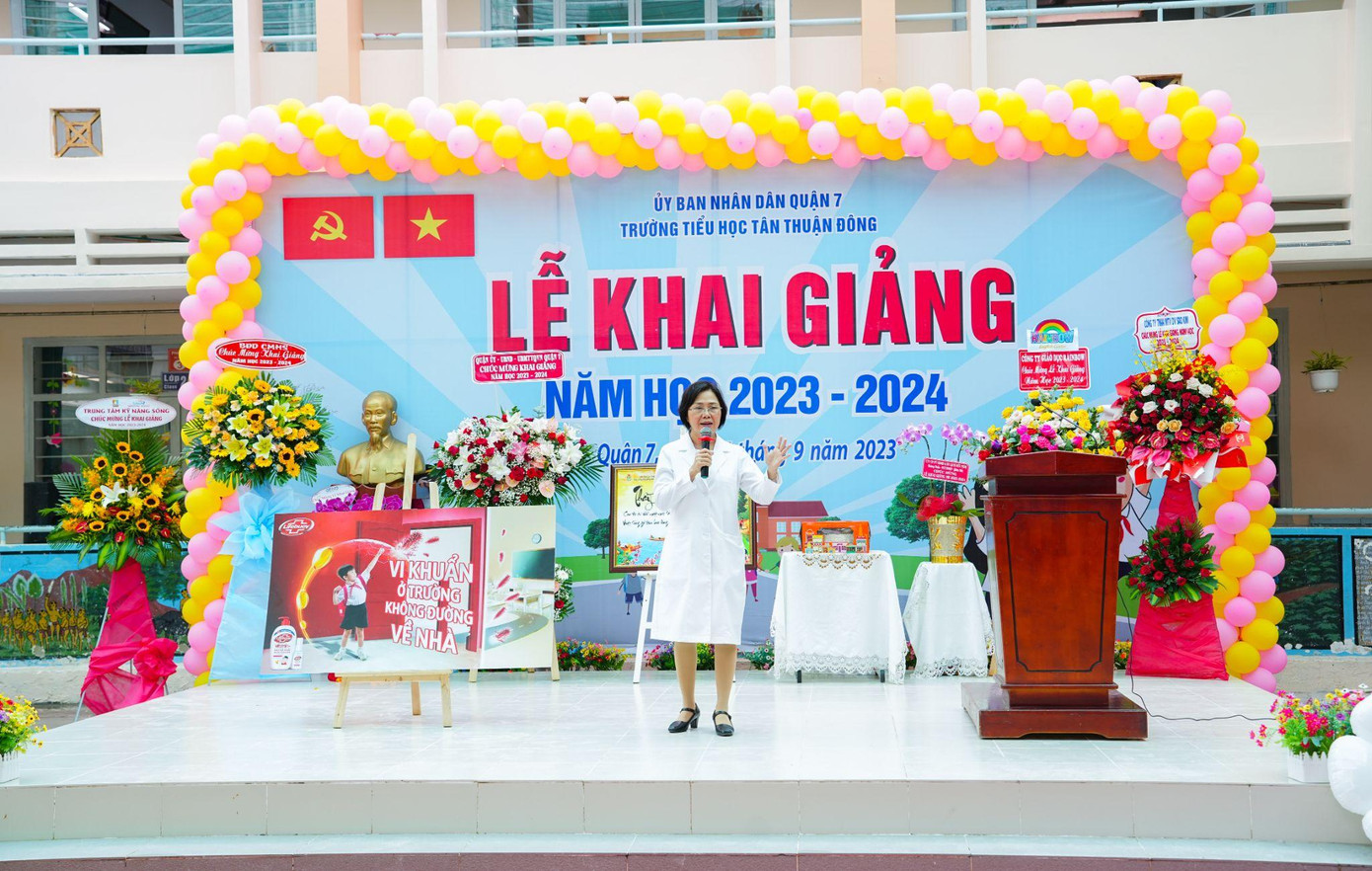 TS.BS Dương giao lưu với học sinh về cách giữ gìn vệ sinh cá nhân, rửa tay đúng cách cùng nước rửa tay diệt khuẩn