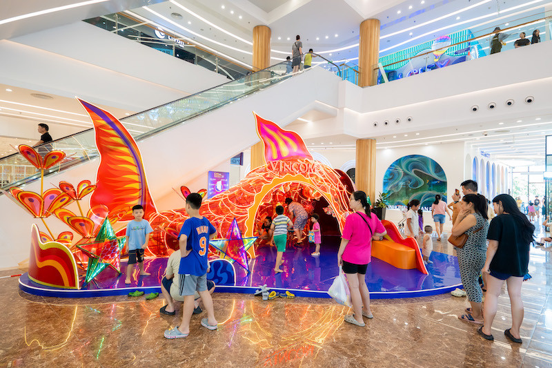 Đèn lồng Cá chép khổng lồ với không gian Trung thu rực rỡ bên trong trở thành điểm check-in được các gia đình trẻ yêu thích